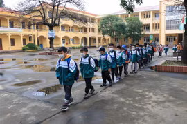 Học sinh Trường Tiểu học Phượng Mao, huyện Quế Võ, tỉnh Bắc Ninh thực hiện giãn cách phòng dịch COVID-19. (Ảnh: Thanh Thương/TTXVN)