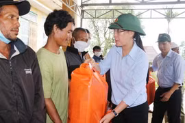 Bí thư Tỉnh ủy Quảng Ngãi Bùi Thị Quỳnh Vân thăm hỏi, tặng chăn ấm, nhu yếu phẩm cho người dân di dời từ vùng có nguy cơ sạt lở đến tại điểm di dời tập trung Trường mẫu giáo thôn Trà Lạc, xã Trà Lâm, huyện Trà Bồng. (Ảnh: Phạm Cường/TTXVN)