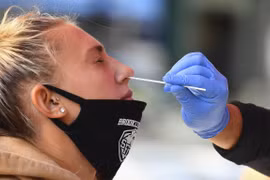 Nhân viên y tế lấy mẫu xét nghiệm COVID-19 tại New York, Mỹ. (Ảnh: AFP/TTXVN)