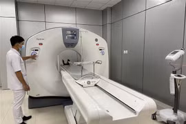 Nhân viên Bệnh viện Đa khoa khu vực Đồng Tháp Mười vận hành thử nghiệm máy CT. (Ảnh: Đức Hạnh/TTXVN)
