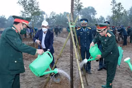 Đại tướng Phan Văn Giang, Bộ trưởng Bộ Quốc phòng và các đại biểu trồng cây. (Ảnh: Trọng Đức/TTXVN)