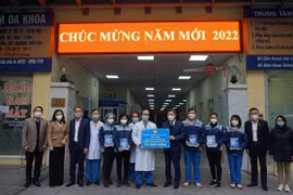 Chủ tịch Liên đoàn Lao động thành phố Hà Nội Nguyễn Phi Thường tặng quà cho đội ngũ y bác sỹ Trung tâm cấp cứu 115. (Ảnh: TTXVN phát)