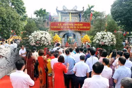 Các đại biểu và du khách thập phương dâng hương tưởng niệm Hưng Đạo đại vương Trần Quốc Tuấn. (Ảnh: Mạnh Tú/TTXVN)
