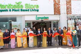 Đại sứ Nguyễn Hoàng Long cùng đại diện một số doanh nghiệp cắt băng khai mạc Tuần lễ hàng hóa và ẩm thực Việt Nam tại Anh năm 2022. (Ảnh: Đình Thư/TTXVN)