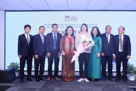 Các đại biểu dự gặp mặt tặng hoa chúc mừng bà Emmanuelle Pavillon-Grosser, Tổng Lãnh sự Cộng hòa Pháp tại Thành phố Hồ Chí Minh. (Ảnh: Xuân Khu/TTXVN)