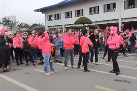 Các công nhân công ty ngừng việc tập thể vào chiều 11/2. (Ảnh: Đức Phương/TTXVN)