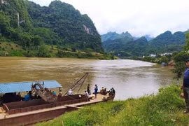 Lực lượng tìm kiếm cứu nạn tìm kiếm các nạn nhân mất tích trên dòng sông Gâm. (Ảnh: TTXVN phát)