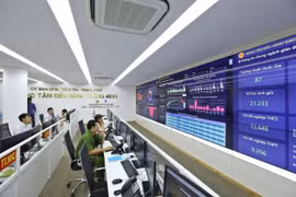 Hoạt động giám sát được thực hiện chi tiết thông qua kết nối cơ sở dữ liệu từ các lĩnh vực y tế, giáo dục, giao thông… tại Trung tâm điều hành thông minh tỉnh Bình Phước. (Ảnh: Minh Quyết/TTXVN)
