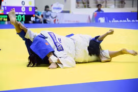 Vận động viên Nguyễn Ngọc Diễm Phương (Việt Nam-trắng) thi đấu với vận động viên Myat Neo Wai Chu Myanmar). (Ảnh: Quang Quyết/TTXVN)