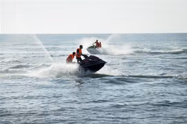 Du khách chơi môtô nước ở Bãi Trường (xã Dương Tơ, thành phố Phú Quốc). (Ảnh: Hồng Đạt/TTXVN)