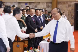 Chủ tịch nước Nguyễn Xuân Phúc với các đại biểu tham dự buổi lễ. (Ảnh: Thống Nhất/TTXVN)