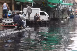 Cảnh ngập lụt sau những trận mưa lớn tại Pakistan. (Ảnh: AFP/TTXVN)