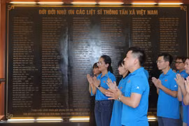 Đoàn viên Chi đoàn Báo điện tử VietnamPlus dâng hương tưởng niệm các liệt sỹ TTXVN. (Nguồn: Vietnam+)