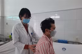 Bệnh nhân được khám sau khi nội soi lấy đinh. (Ảnh: TTXVN phát)