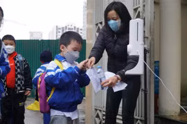 Học sinh sát khuẩn tay trước khi vào lớp học. (Nguồn: TTXVN)