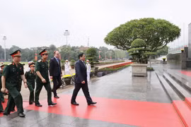 Thủ tướng Phạm Minh Chính và các đại biểu đến đặt vòng hoa và vào Lăng viếng Chủ tịch Hồ Chí Minh. (Ảnh: Dương Giang/TTXVN)