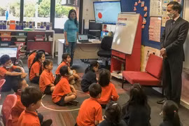 Đại sứ Việt Nam tại Australia Nguyễn Tất Thành trò chuyện với các em học sinh lớp tiếng Việt. (Nguồn: Baoquocte.vn)