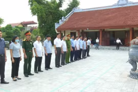 Các đại biểu dâng hương tại khu tưởng niệm Tổng Bí thư Nguyễn Văn Linh ở quê nhà xã Giai Phạm, huyện Yên Mỹ. (Ảnh: Mai Ngoan/TTXVN)