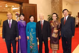 Tổng Bí thư Nguyễn Phú Trọng và Phu nhân, Chủ tịch nước Nguyễn Xuân Phúc và Phu nhân cùng Tổng Bí thư, Chủ tịch nước Lào Thongloun Sisoulith và Phu nhân chụp ảnh chung ngày 28/6/2021. (Ảnh: Trí Dũng/TTXVN)