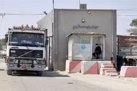 Xe tải đi qua cửa khẩu Kerem Shalom giữa Israel và Dải Gaza, tại Rafah ngày 1/9/2021. (Ảnh: AFP/TTXVN)