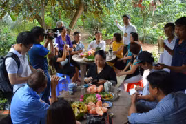 Khách du lịch thưởng thức các món ăn chế biến từ bưởi ở Cồn Hô, Trà Vinh. (Nguồn: dulichtravinh.com.vn)