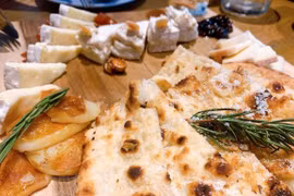 Các món ăn kèm trong phần khai vị một bữa ăn kiểu Italy. (Ảnh: Mai Mai/Vietnam+)
