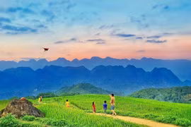 Du khách thả diều giữa bức tranh thiên nhiên tuyệt đẹp Pù Luông. (Ảnh: CTV/Vietnam+)