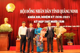 Thường trực Tỉnh ủy Quảng Ninh tặng hoa chúc mừng tân Phó Chủ tịch UBND tỉnh Quảng NInh Nguyễn Thị Hạnh. (Ảnh: Văn Đức/TTXVN)