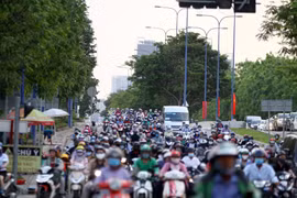 Các phương tiện lưu thông từ Quận 2 hướng về Quận 9 để ra cửa ngõ TP.HCM. (Ảnh: Tiến Lực/TTXVN)