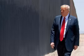 Tổng thống Mỹ Donald Trump (phía trước) thị sát khu vực tường biên giới giữa Mỹ và Mexico tại bang Arizona ngày 23/6/2020. (Ảnh: AFP/TTXVN)