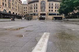 Cảnh vắng vẻ tại quảng trường Nelson Mandela ở Johannesburg, Nam Phi ngày 22/3/2020, trong bối cảnh dịch COVID-19 lan rộng. (Ảnh: THX/ TTXVN)