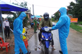 Chốt kiểm dịch do UBND huyện Sa Thầy (Kon Tum) tổ chức tại khu vực làng O, làng Trang, xã Ya Xiêr để ngăn chặn dịch bạch hầu lan rộng. (Ảnh: Dư Toán/TTXVN)