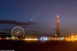 Sao chổi xuất hiện trên bầu trời Blackpool. (Nguồn: Daily Mail)