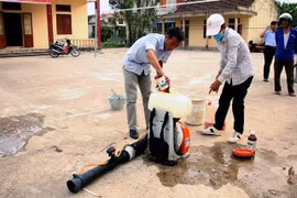Pha thuốc phun hóa chất diệt muỗi. (Ảnh minh họa: TTXVN)