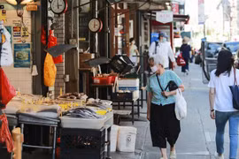 Một phố mua sắm ở New York, Mỹ ngày 24/6/2020. (Ảnh: THX/TTXVN)