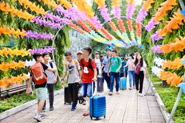 Các em học sinh đến với Trại hè Thanh Đa. (Ảnh: Hồng Giang/TTXVN)
