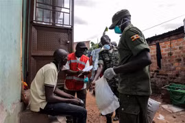Binh sỹ phân phát thực phẩm cứu trợ cho người dân tại Kampala, Uganda ngày 4/4/2020 trong bối cảnh dịch COVID-19 lan rộng. (Ảnh: THX/ TTXVN)