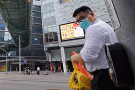 Người dân đeo khẩu trang phòng lây nhiễm COVID-19 tại Singapore ngày 12/6/2020. (Ảnh: THX/ TTXVN)
