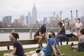 Người dân đeo khẩu trang phòng lây nhiễm COVID-19 tại New York, Mỹ, ngày 27/6/2020. (Ảnh: THX/TTXVN)