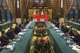 Thủ tướng Nhật Bản Shinzo Abe (thứ 4, trái) và người đồng cấp Trung Quốc Lý Khắc Cường (thứ 4, phải) tại cuộc hội đàm ở thành phố Thành Đô (Trung Quốc) ngày 25/12/2019. (Ảnh: AFP/TTXVN)