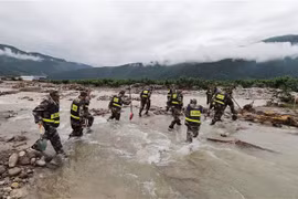 Nhân viên cứu hộ làm nhiệm vụ tại huyện Miện Ninh, tỉnh Tứ Xuyên, Trung Quốc, ngày 28/6/2020. (Ảnh: THX/TTXVN)