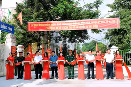 Cắt băng khánh thành đường giao thông nông thôn tại xã Đồng Tâm. (Ảnh: Nguyễn Cúc/TTXVN phát)