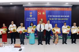 Lãnh đạo thành phố Đà Nẵng truy tặng Danh hiệu vinh dự Nhà nước Bà Mẹ Việt Nam Anh hùng cho thân nhân gia đình các Mẹ. (Ảnh: Trần Lê Lâm/TTXVN)