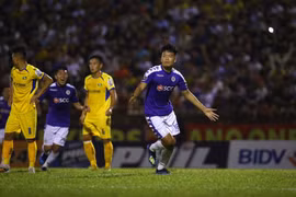 Trung vệ Nguyễn Thành Chung ghi bàn thắng duy nhất giúp Hà Nội FC đánh bại Sông Lam Nghệ An để lên ngôi vô địch V-League 2019 sớm hai vòng đấu. (Ảnh: Ngọc Anh)