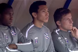 Đoàn Văn Hậu ngồi dự bị trong trận đấu giữa SC Heerenveen và Utrecht chiều 22/9. (Ảnh: Chụp màn hình)