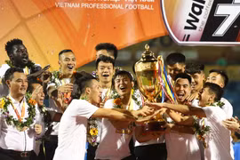 Khoảnh khắc Hà Nội FC nâng cao cúp vô địch V-League lần thứ 5