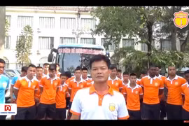 Giám đốc kỹ thuật Nguyễn Văn Sỹ cùng cầu thủ câu lạc bộ Nam Định cúi đầu xin lỗi các cổ động viên bị ảnh hưởng bởi sự cố pháo sáng. (Ảnh chụp màn hình)
