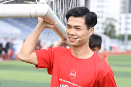 Công Phượng đóng vai huấn luyện viên, dạy học trò rê bóng kỹ thuật