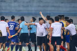 Ban huấn luyện, cầu thủ Viettel và Bình Dương tranh cãi với trọng tài sau tình huống thay đổi quyết định công nhận bàn thắng. (Ảnh: Hồ Hải Hoàng)