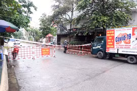 Khách sạn Pari ở số 2/8A Lê Hồng Phong, Phường Đằng Giang, Quận Ngô Quyền, nơi Đ.T.T.P và N.T.T lưu trú, được phong tỏa chặt chẽ. (Ảnh: Hoàng Ngọc/TTXVN)